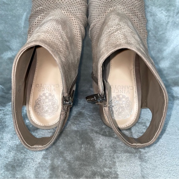 Vince Camuto Taupe Suede Perforated Peep Toe Ankle Booties Chunky Heel Sz 9 - Picture 7 of 12